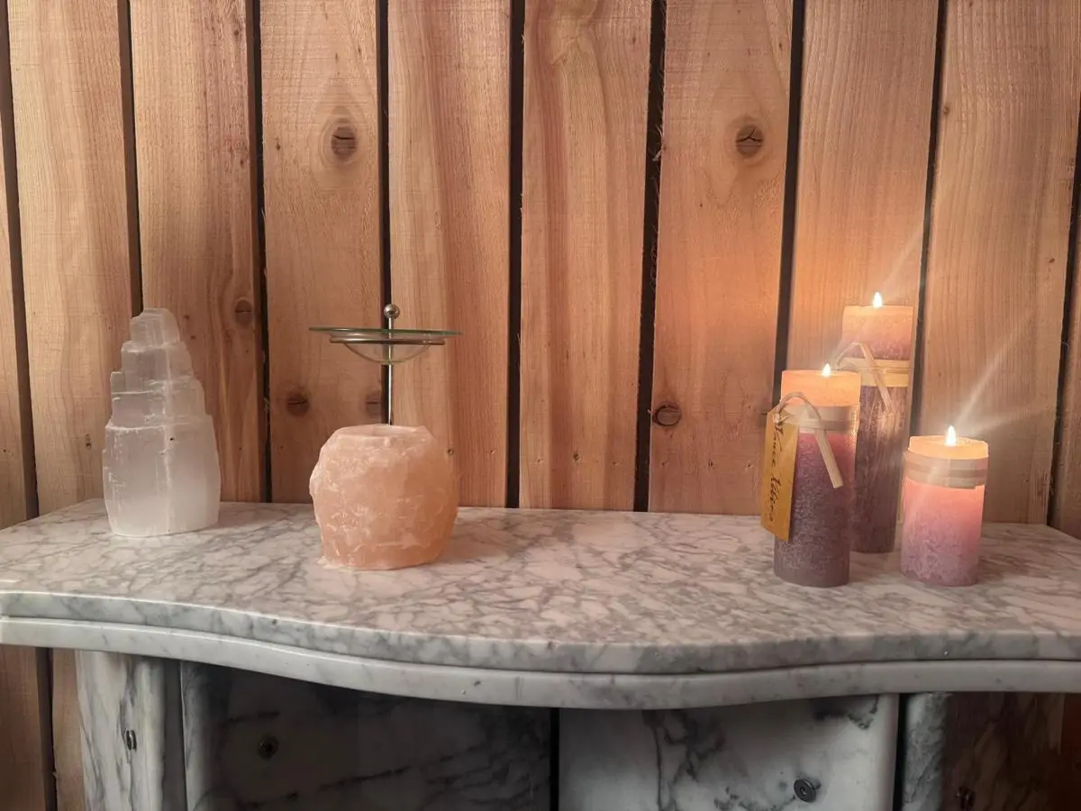 Bougies, lampe de sel et pierre de sélénite