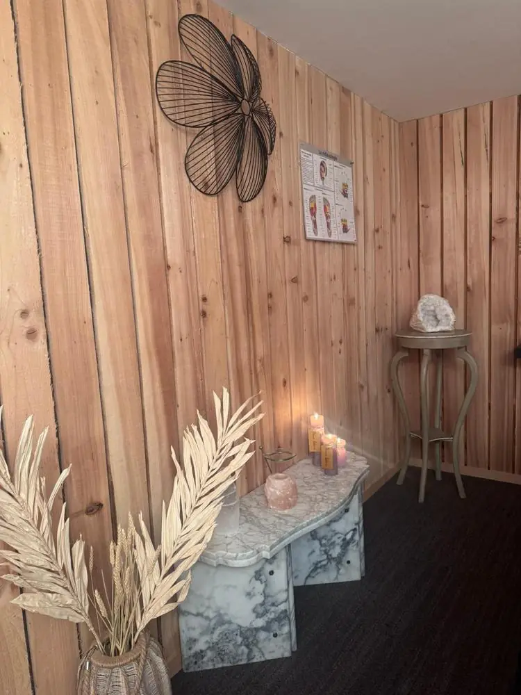 Coin détente avec herbes de la pampa et papillon décoratif
