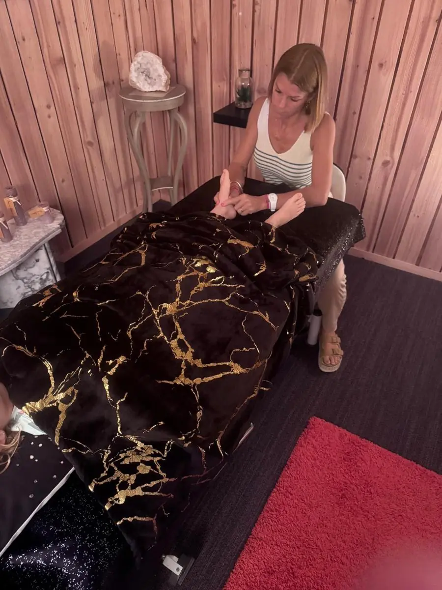 Rachel Bataille pendant une séance de réflexologie plantaire